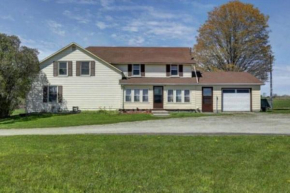 Farm Getaway! Rustic Cottage with 5+ Bedrooms.